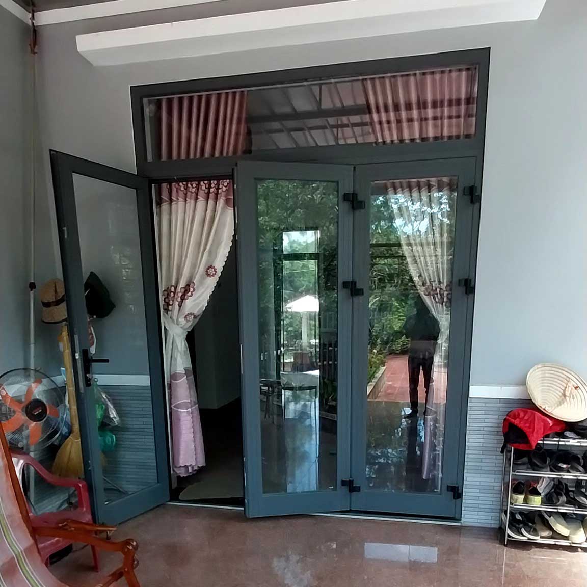 CỬA ĐI MỞ QUAY 3 CÁNH NHÔM XINGFA